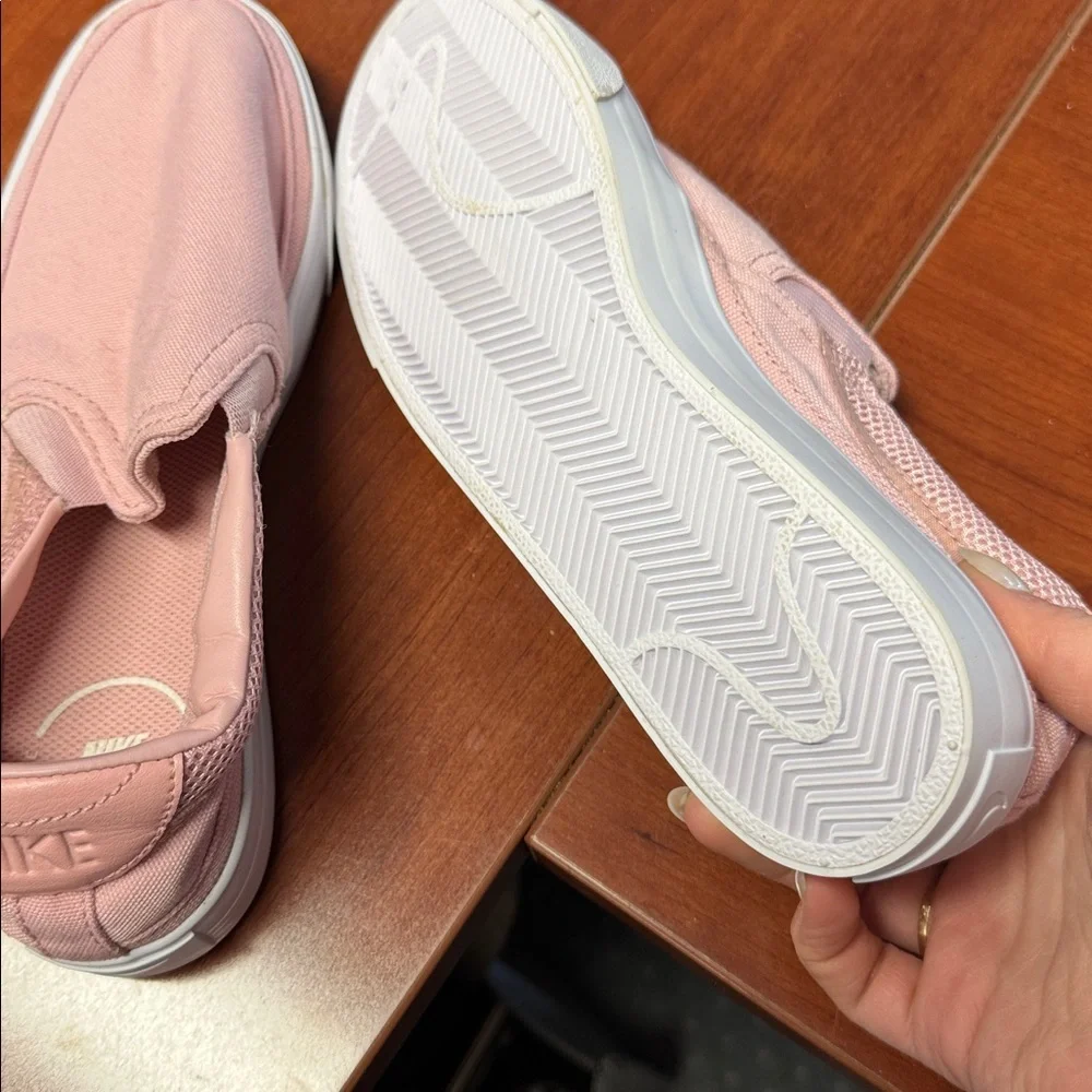 Nike slip-on sneakers size 7 // 011506 - Picture 3 of 3